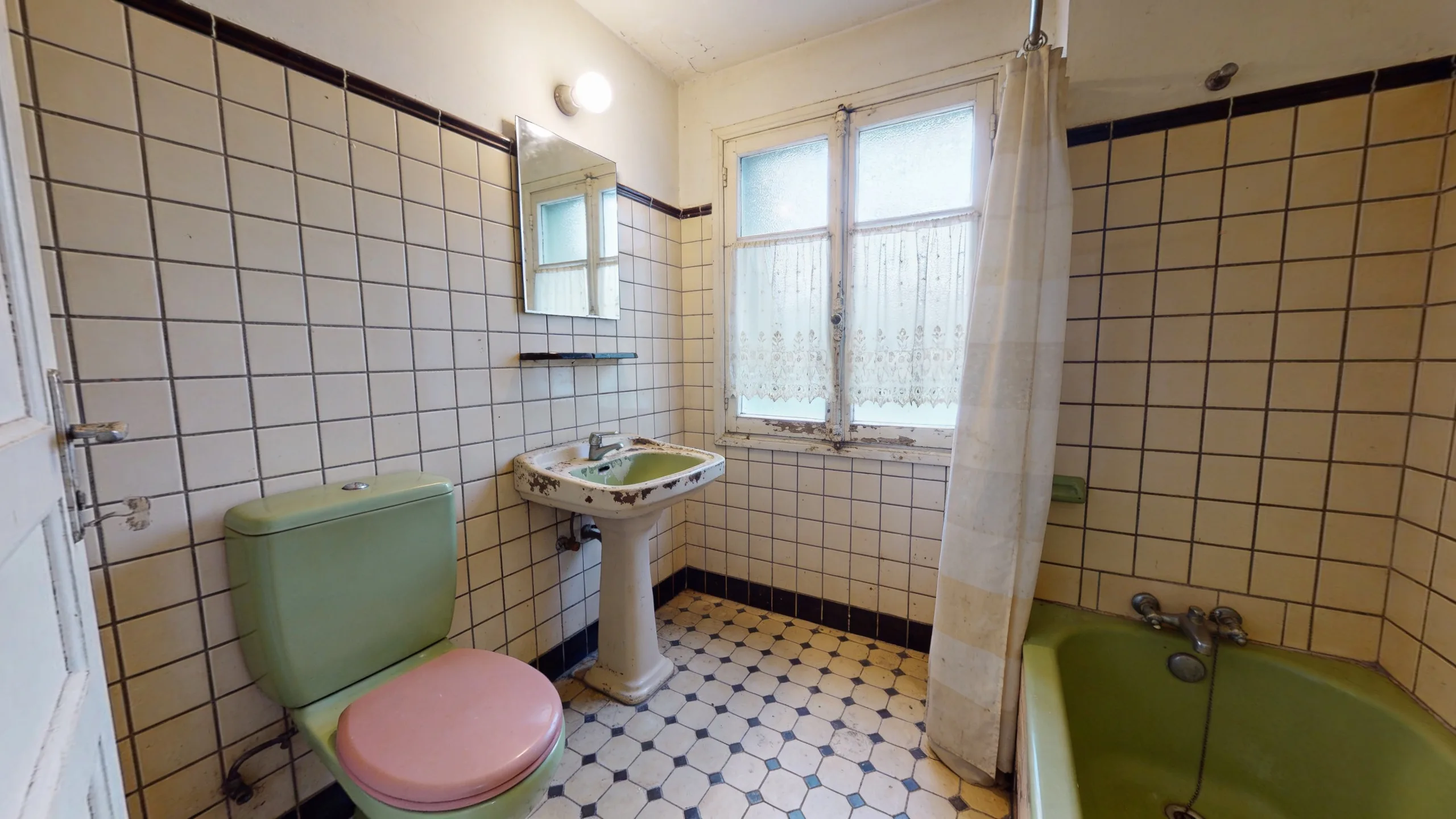 Photo immobilière brute — salle de bain à retoucher, sanitaires vert pastel