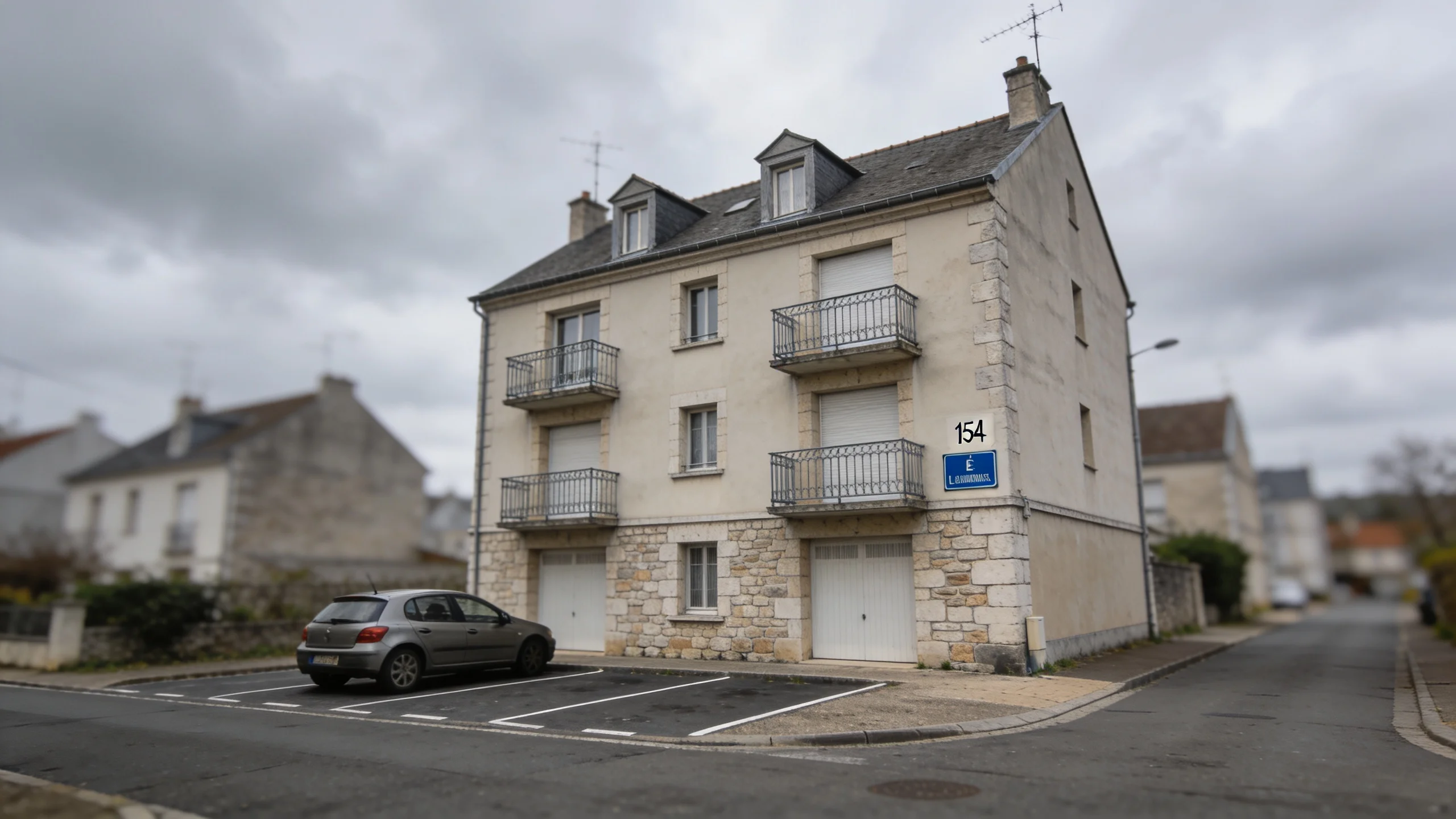 Façade immeuble avec ciel gris — photo brute, mandat ordinaire